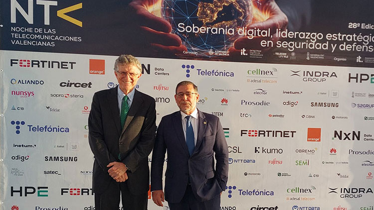La AEIT-Madrid, representada por su tesorero, José Luis Ruiz Mendoza; y vocal, José Miguel Roca Chillida, asiste a la 28ª Noche de las Telecomunicaciones Valencianas