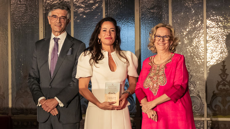 El Ayuntamiento de Málaga y Alicia Izquierdo García, teniente de alcalde del Ayuntamiento de Málaga y responsable de innovación y digitalización urbana, premiados en la categoría Economía del Dato y Valor Digital de la X Noche de las Telecomunicaciones de