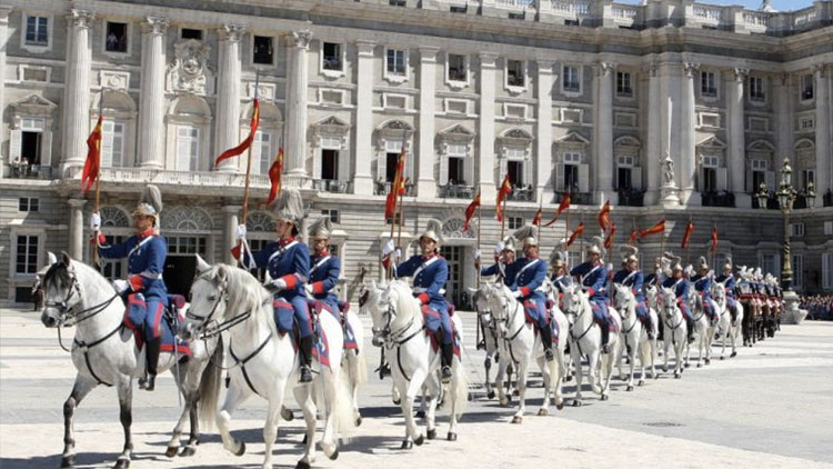 Cambio de guardia y relevo solemne en el Palacio Real