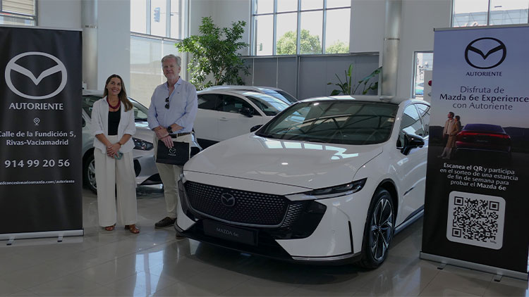Nuestro compañero Miguel Ángel Jodra Martín, ganador del sorteo de Mazda Autoriente realizado durante la X noche de las Telecomunicaciones