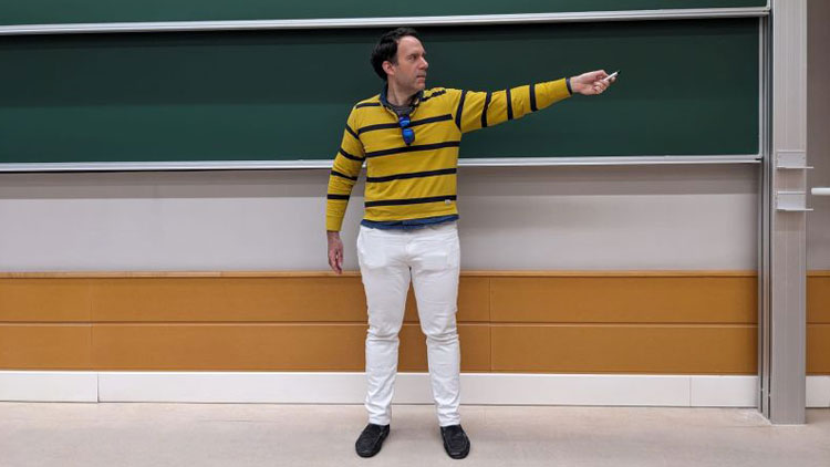 Carlos Alberto Martín Edo destaca en la Universidad de Alcalá el papel de AEIT-Madrid en el desarrollo profesional de los ingenieros de telecomunicación