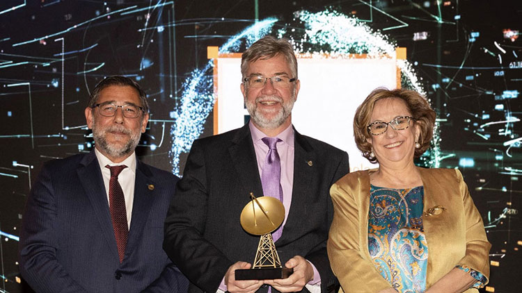 Miguel Ángel Valero, delegado del director para Accesibilidad y Responsabilidad Social, recibe el Premio de Compromiso Social de AEIT-Madrid
